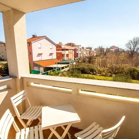 Apartment Damir With Balcony In Quiet Area