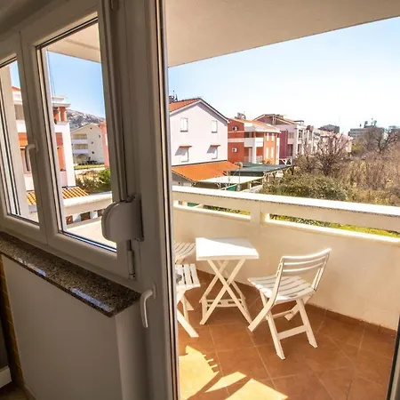 Damir With Balcony In Quiet Area Apartment