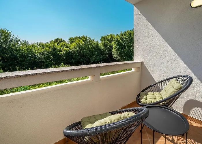 Apartmán Damir With Balcony In Quiet Area