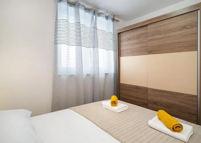 Apartmán Damir With Balcony In Quiet Area *