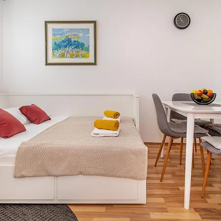 Daire Damir With Balcony In Quiet Area Baška