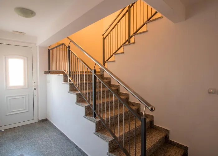 Damir With Balcony In Quiet Area Daire Baška