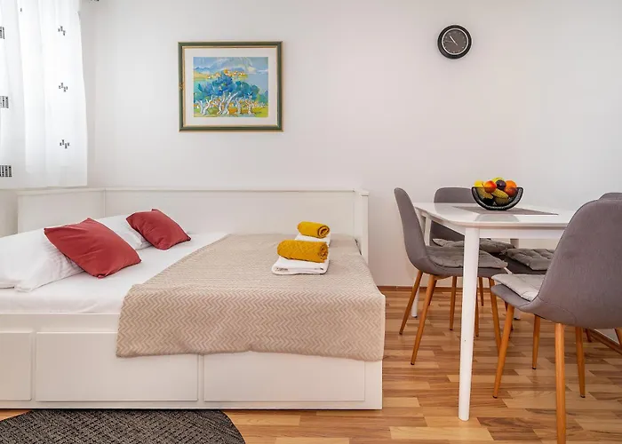 Daire Damir With Balcony In Quiet Area Baška